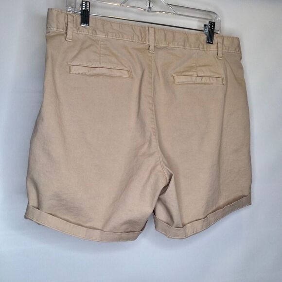 GAP girlfriend chino shorts. Size 12. - Picture 4 of 6